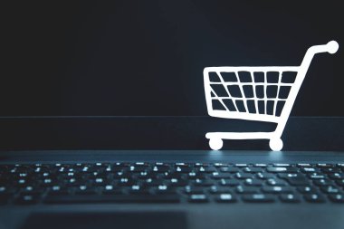  Laptop klavye üzerinde kağıt basket. Alışveriş kavramı