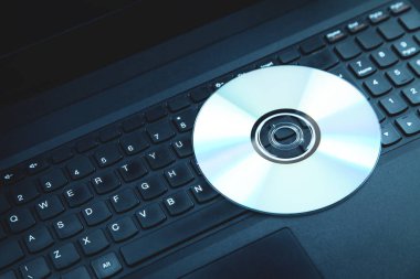 DVD disk üzerinde dizüstü klavye.