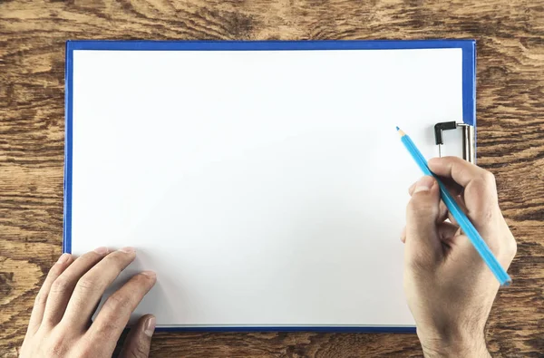 Männliche Hand Ist Bereit Zum Zeichnen Mit Blauem Bleistift — Stockfoto