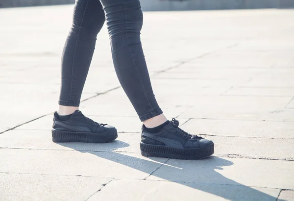Woman Black Stylish Shoes Outdoor — Stock Photo, Image