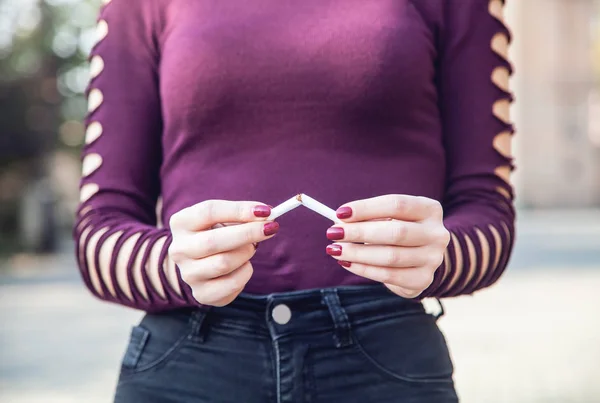 Donna Che Rompe Sigaretta Smetti Fumare — Foto Stock