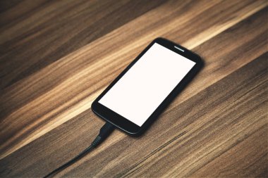 Ahşap arka plan smartphone. Teknoloji kavramı