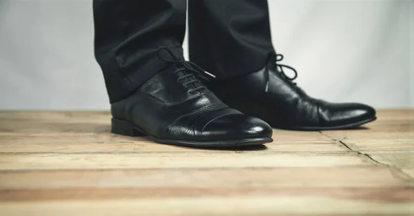 Man Feet Black Leather Shoes Stands Wooden Floor — Stock Photo, Image