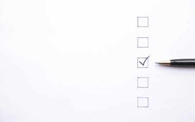 Kalem ve beyaz kağıt üzerinde denetim listesi. İş kavramı