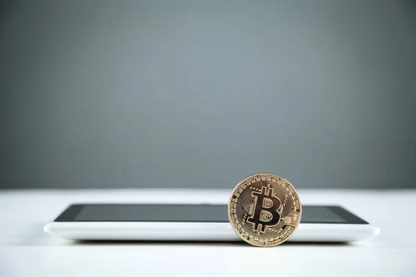 Dijital Tablet Ile Bitcoin Teknoloji Ticaret Finans Kavramı — Stok fotoğraf