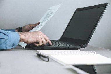 Laptop ve gösteren belge kullanarak iş adamı. İş kavramı