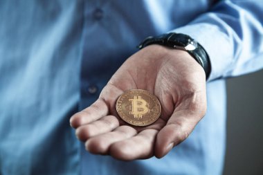 İşadamı holding altın bitcoin. Sanal para kavramı