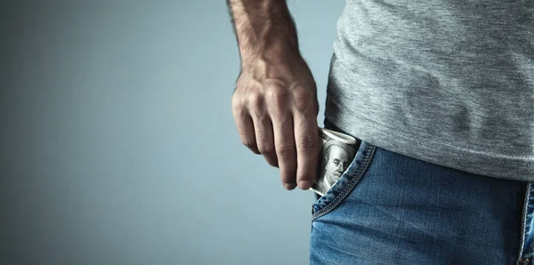 Homem Colocando Dinheiro Bolso Jeans — Fotografia de Stock