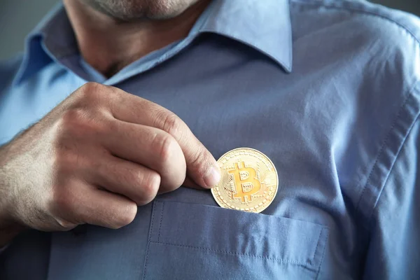 Bitcoin Gömlek Cebine Koyarak Adam — Stok fotoğraf