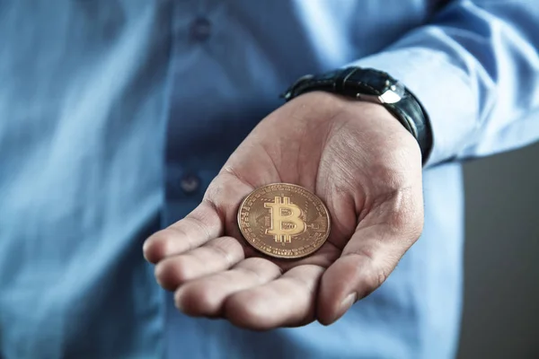 Şadamı Holding Altın Bitcoin Sanal Para Kavramı — Stok fotoğraf