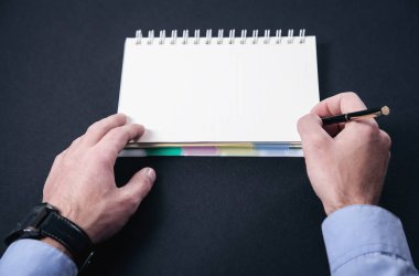 Business desk içindeki not defteri yazma adam. Senin metin için yer