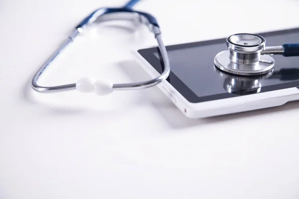 Sztetoszkóp Digitális Tabletta Fehér Íróasztal Orvosi Berendezések Szöveg Tér — Stock Fotó