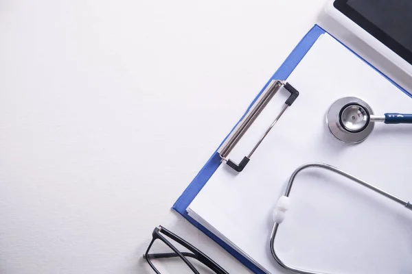 Stetoskop Medycyna Schowka Tablet Okulary Pracy Lekarza — Zdjęcie stockowe