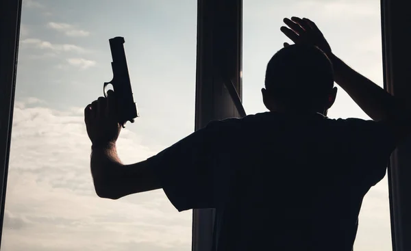 Hombre Sosteniendo Pistola Preparándose Para Suicidarse Concepto Suicida — Foto de Stock