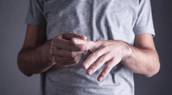 Kaukasische Man Met Vinger Pijn Artritis Pols Pijn — Stockfoto