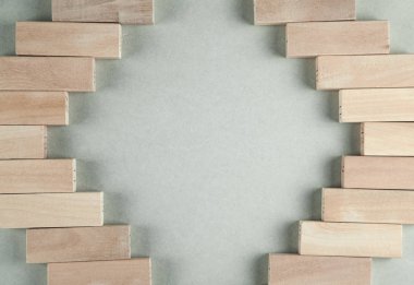 Gri arkaplanda tahta bloklar.