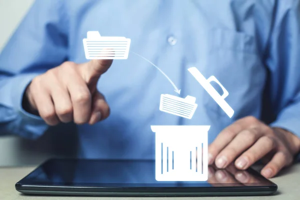 Adam el dosyada dokunmadan. Dosyaları silme