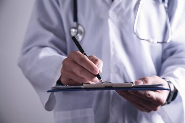 Doktor hastanın tıbbi geçmişinde not alma. Tıbbi ve sağlık kavramı