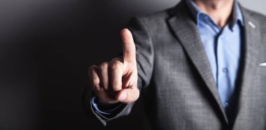 İşaret ve boş dokunmatik ekranda dokunmadan işadamı.