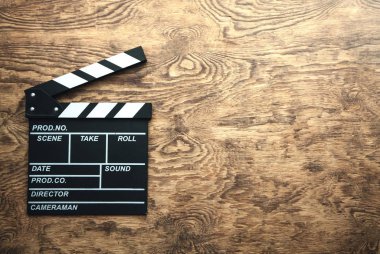 Tahta arka planda film alkışlaması.