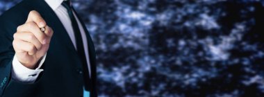 Beyaz işadamı kalem sanal bir ekranda işaret.