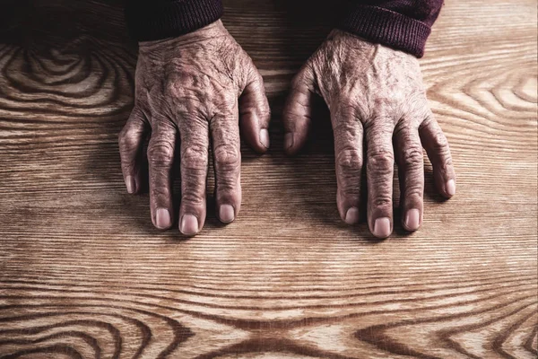 Alte Frau Legt Hand Auf Holztisch — Stockfoto