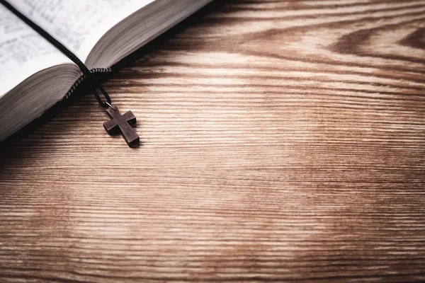 Szent Biblia Fából Készült Asztal Fakereszttel — Stock Fotó