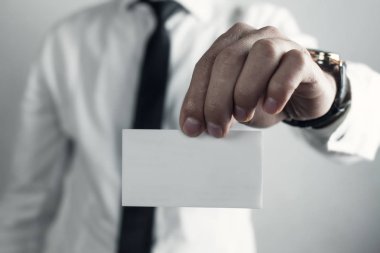 İş adamı boş kartvizit gösteriyor.