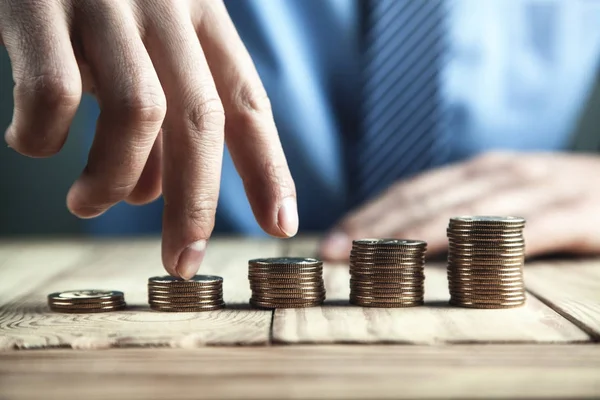 Hand Mit Den Fingern Auf Münzen Treten Finanzwachstumskonzept — Stockfoto