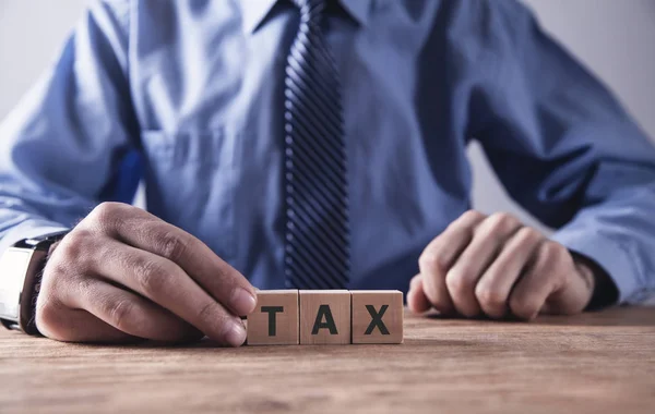 Empresario Sosteniendo Cubo Madera Con Palabra Tax — Foto de Stock