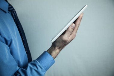Adam holding beyaz dijital tablet. Yeni teknoloji kavramı