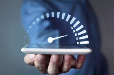 Hız göstergesi ile tablet tutan adam. Hız kavramı
