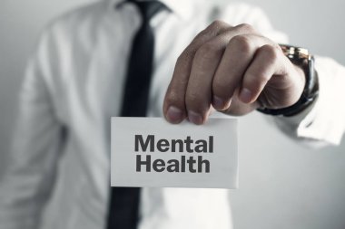 Kelime ruh sağlığı üzerinde kartvizit gösteren adam.