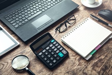 Ofis İşyeri. Dizüstü bilgisayar, Not defteri, ahşap masa üzerinde gözlük.