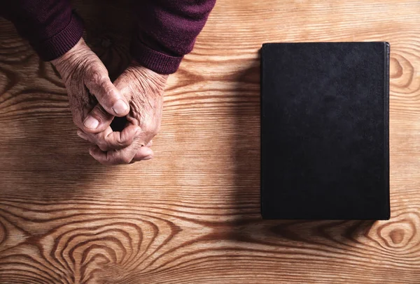 Hands Elderly Woman Praying Religion Concept — Stock Photo, Image