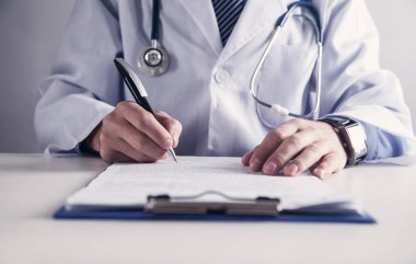 Doktor tıbbi ofisinde çalışıyor. Tıbbi ve sağlık kavramı