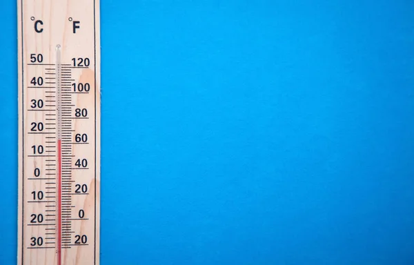 Holzthermometer Auf Blauem Hintergrund — Stockfoto