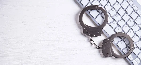 Handcuffs Computer Keyboard Concept Cyber Crime Online Fraud — Stock Photo, Image