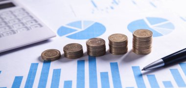 Bozuk paralar ve grafikler. Mali konsept