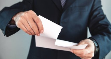 Beyaz boş kağıt yırtılma işadamı.