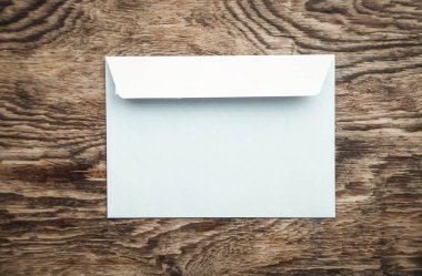  Ahşap zemin üzerindeki zarf.