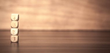 Ahşap masa ahşap küpleri.