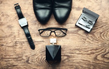 Ahşap arka plan üzerinde erkek aksesuarlar.