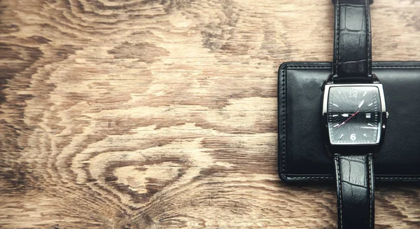 Reloj Pulsera Billetera Sobre Fondo Madera — Foto de Stock