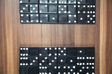 Ahşap arka plan üzerinde domino oyunu.