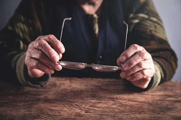 Manos Anciana Sosteniendo Gafas —  Fotos de Stock