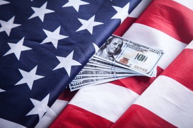Amerikan bayrağı ve banknotları Amerikan para birimi.