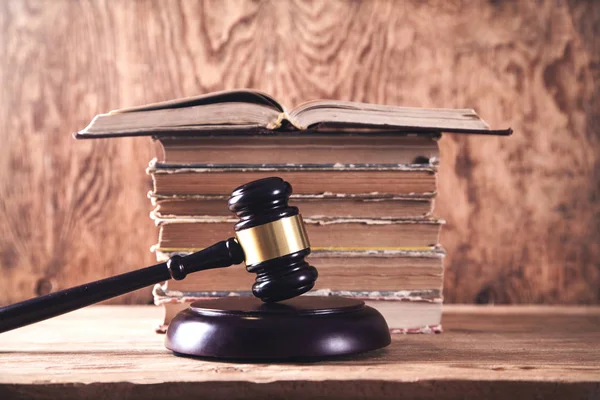 Деревянный Судья Молоток Книги Деревянном Столе Закон Справедливость — стоковое фото