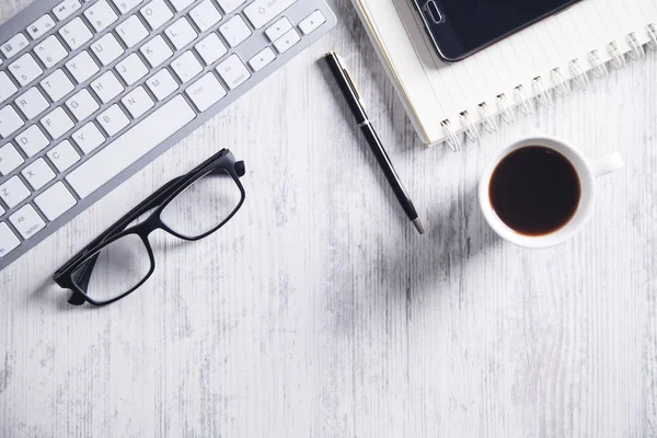 Ofis Masası. Klavye, not defteri, gözlük ve kalem. İş kavramı