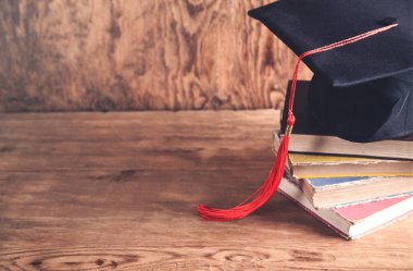 Tablo kitapları ile mezuniyet şapka. Eğitim kavramı